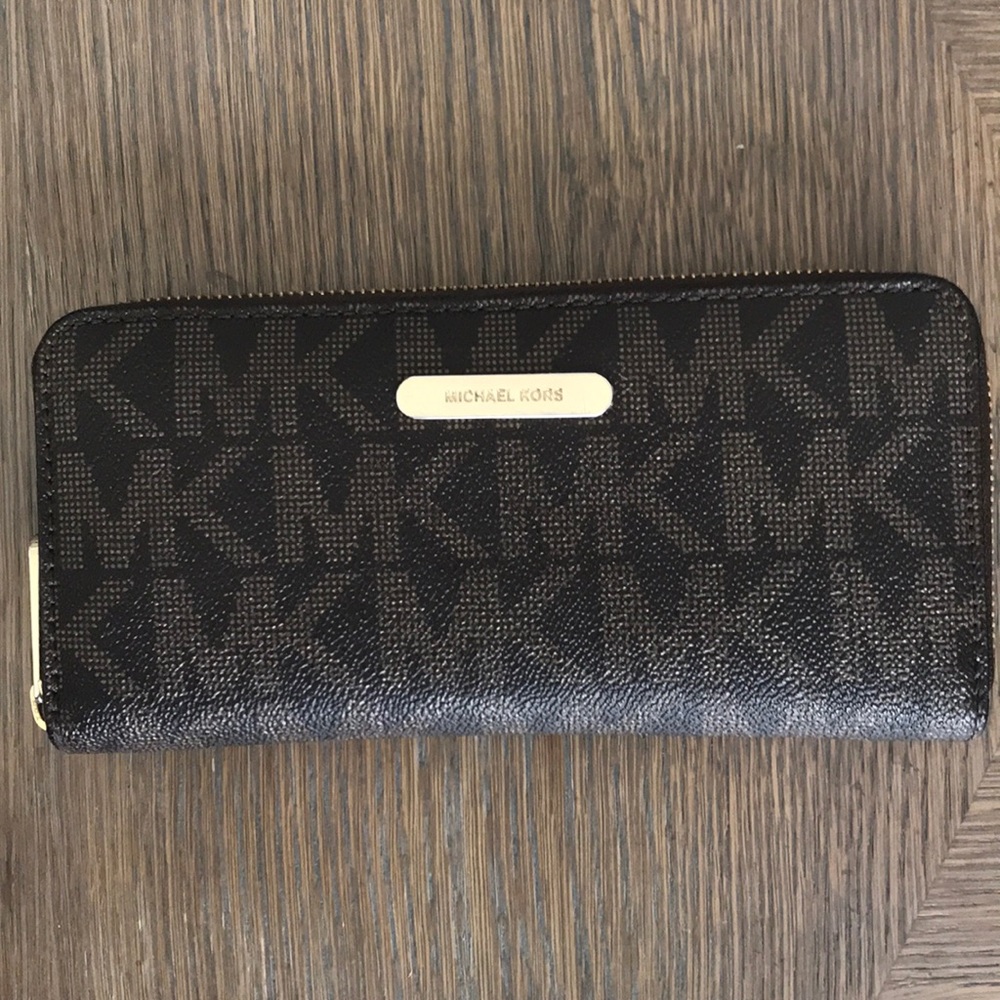 Michael Kors logo zip wallet